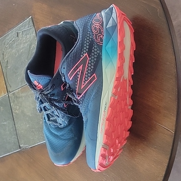 New Balance Women's Athletic  Running Shoe 690AT 11D wide - Picture 2 of 9